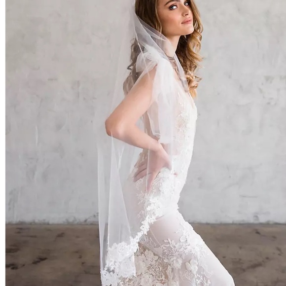 BRIDES AND HAIRPINS
Floral Lace Tulle Fingertip Veil Ivory Retail $235 NIB - Picture 11 of 15